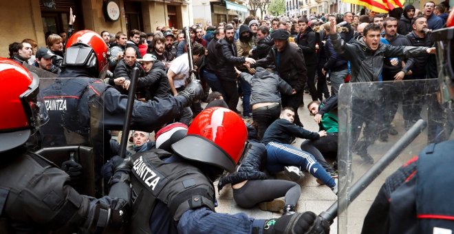 14/04/2019 - La Ertzaintza ha tenido que cargar contra los manifestantes para proteger a Albert Rivera en Errenteria (Gipuzkoa). / EFE - Javier Etxezarreta