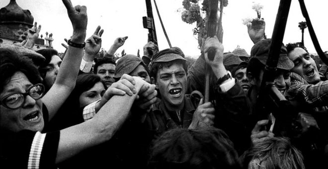 Soldados y civiles celebran la victoria del levantamiento militar que acabaría con la dictadura de Marcelo Caetano. EDUARDO GAGEIRO REUTERS