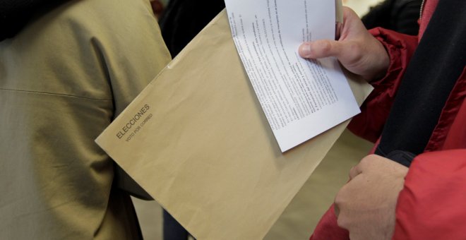 Una persona porta un sobre del voto por correo para las elecciones del próximo 28-A mientras espera su turno en una oficina de Correos de Madrid. EFE/Carlos Pérez