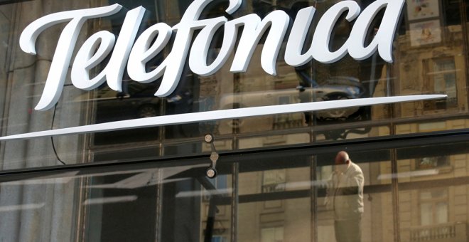 El logo de Teleónica, en su sede en la madrleña Gran Vía. REUTERS/Andrea Comas