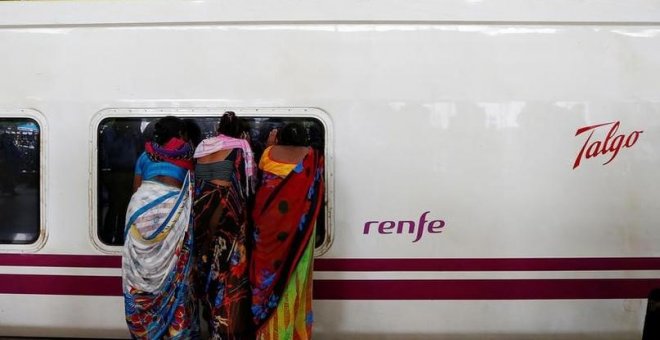 Unas mujeres miran el interior de un tren Talgo en una estación en Mumbai (India). REUTERS/Danish Siddiqui