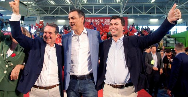 El presidente del Gobierno en funciones, Pedro Sánchez, acompañado por el presidente del PSdeG-PSOE, Gonzalo Caballero, y el candidato a la alcaldía de Vigo, Abel Caballero. - EFE