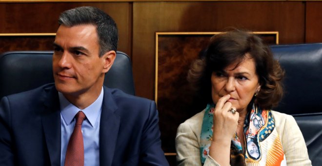 21/5/2019.- El presidente del Gobierno en funciones, Pedro Sánchez (i), y la vicepresidenta del Gobierno en funciones, Carmen Calvo, antes del inicio de la sesión constitutiva de las nuevas Cortes Generales. / EFE - BALLESTEROS