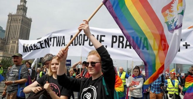 18/05/2019.- Miembros del colectivo movimiento LGBT participan en una marcha "Polonia en Europa" organizada por los partidos de la Coalición Europea, antes de las elecciones al parlamento de la UE, en Varsovia, Polonia. REUTERS/Kacper Pempel