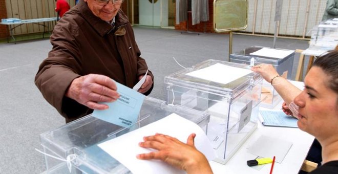 Un votante deposita su papeleta en un colegio electoral del barrio Judimendi de Vitoria, al abrir sus puertas en este domingo de elecciones municipales, forales y europeas. EFE/David Aguilar