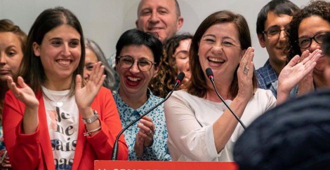 La candidata socialista a la presidencia del Gobierno balear, Francina Armegol (d), celebra con los compañeros de partido tras conocer los resultados de la jornada electoral celebrada este domingo. EFE/Cati Cladera