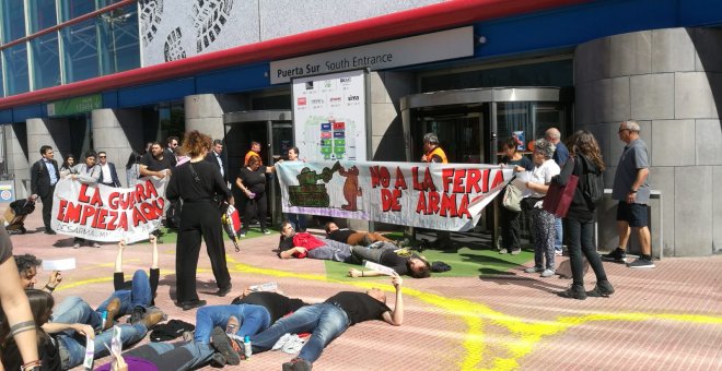 Los activistas en el acceso de IFEMA