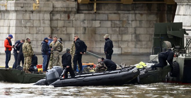 La Policía, en la zona del hundimiento en Budapest. REUTERS/Antonio Bronic