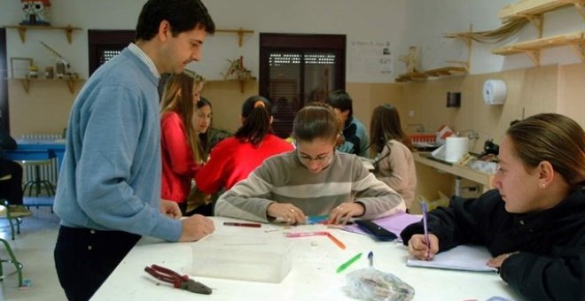 Imagen de archivo de un profesor con sus alumnos. JUNTA DE ANDALUCÍA