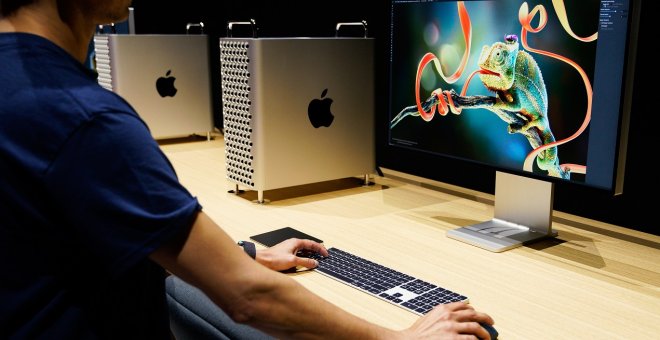 03/06/2019 - Un hombre usando un Mac Pro durante una feria en California, Estados Unidos. / REUTERS - MASON TRINCA