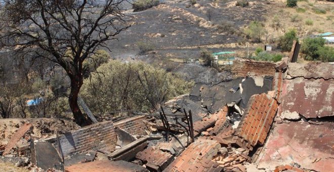 Zona afectada por el incendio que desde el pasado viernes afecta a la zona toledana de Almorox y a las localidades madrileñas de Cadalso de los Vidrios y Cenicientos. EFE