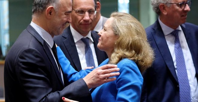 08/07/2019.- Pierre Moscovici (L) , el comisario de Economía de la CE, saluda a la ministra de Economía en funciones, Nadia Calvino, durante un encuentro. EFE/EPA/Oliver Hoslet