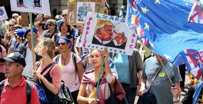 20/07/2019.- Miles de personas han marchado este sábado por las calles de Londres bajo el lema 'No a Boris, sí a Europa'. EFE/Hollie Adams