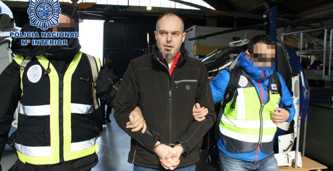 La Policía Nacional traslada desde Francia al miembro de ETA Mikel Kabikoitz Carrera Sarobe en 2016 / POLICÍA NACIONAL