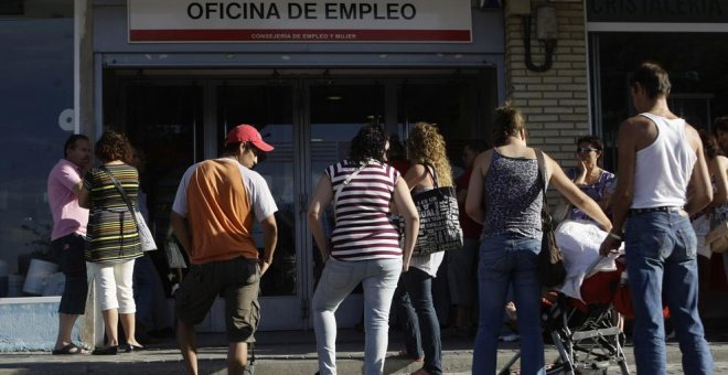 Parados haciendo cola en una oficinas de Empleo en Madrid. REUTERS/Susana Vera