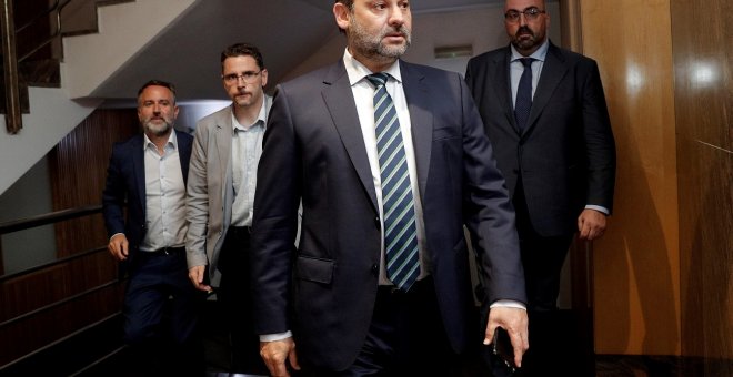 05/08/2019 - El secretario de Organización del PSOE y ministro de Fomento en funciones, José Luis Ábalos, en una nueva de ronda de contactos con partidos políticos para intentar lograr la investidura de Sánchez. / EFE - MANUEL BRUQUE