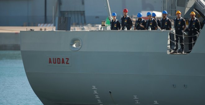 20/08/2019.- Miembros de la tripulación se suben a bordo del buque militar español Audaz antes de que parta de la base naval de Rota, en Cádiz. REUTERS/Jon Nazca