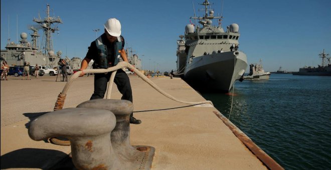 Un operario suelta el amarre del buque Audaz de la Armada española en el puerto de Rota, en Cádiz.- REUTERS