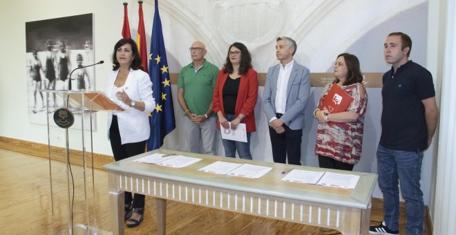 La candidata a la presidencia de La Rioja con el PSOE, Concha Andreu, durante su intervención en la rueda de prensa tras la firma del acuerdo de gobernabilidad entre su partido, Podemos-Equo e Izquierda Unida, en el Parlamento de La Rioja, junto al coordi