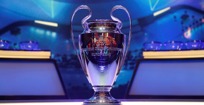 La copa de la Champions League durante el sorteo de la fase de grupos que se ha celebrado en Mónaco. - REUTERS