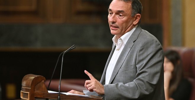 El diputado de Izquierda Unida y secretario general del PCE, Enrique Santiago, en la tribunal del Congreso. EFE/ Fernando Villar