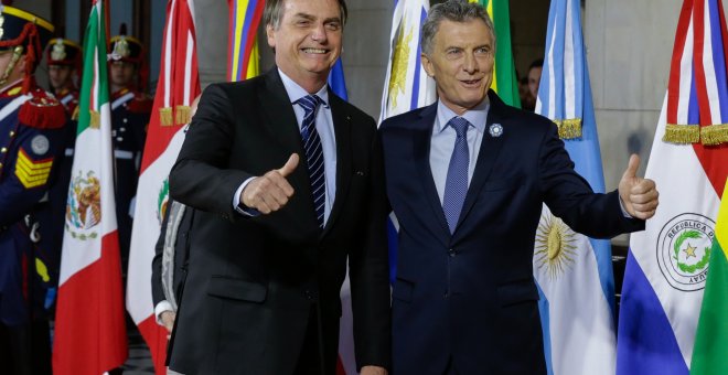 17-07-2019. Mauricio Macri, presidente de Argentina, y Jair Bolsonaro, presidente de Brasil, señalan con el pulgar hacia arriba al comienzo de la Cumbre del Mercosur. Isac Nobrega / Palacio Planalto