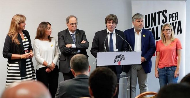 El president català, Quim Torra, i l'expresident Carles Puigdemont, fan una roda de premsa a Brussel·les després d'una reunió de Junts per Catalunya (JxCat) acompanyats de la portaveu de JxCat al Congrés dels Diputats, Laura Borràs, la portaveu del Govern