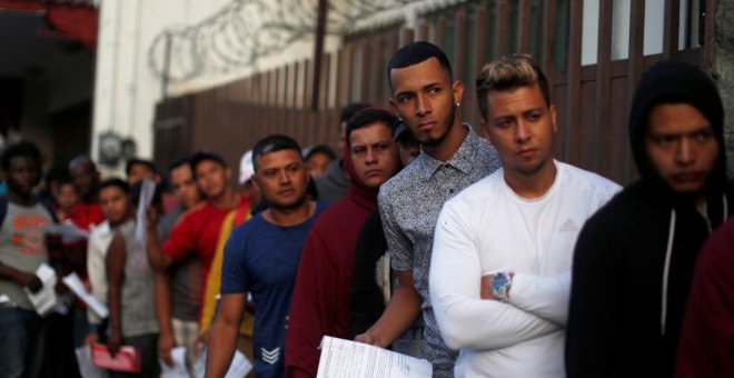 Un grupo de migrantes hace cola en la Comisión Mexicana de Asistencia a Refugiados (COMAR) en Tapachula. REUTERS/Jose Cabezas