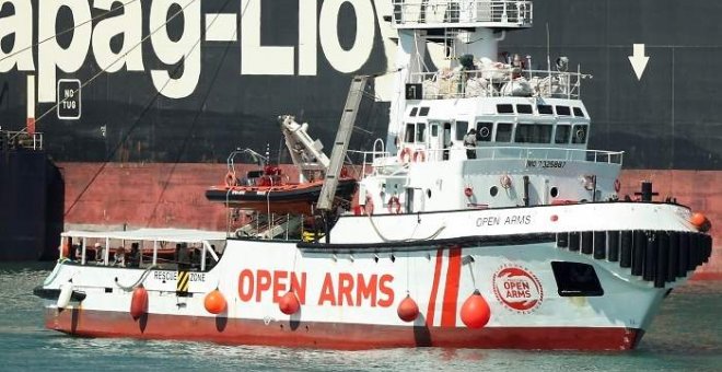 El buque Open Arms, en puerto de Barcelona. REUTERS/Albert Gea