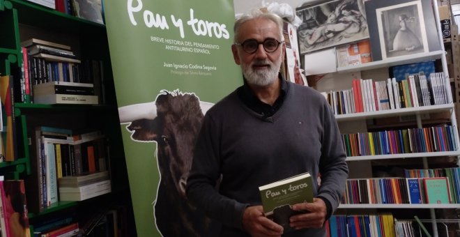 Juan Ignacio Codina, este jueves en la presentación de su libro 'Pan y toros. Breve historia del pensamiento antitaurino español' en la Librería Antígona de Zaragoza. E.B.