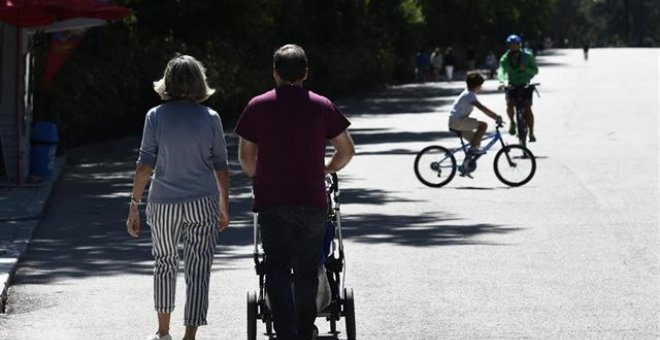 Una pareja con un carrito de bebé en un parque de Madrid, en una imagen de archivo. / EUROPA PRESS - OSCAR CAÑAS