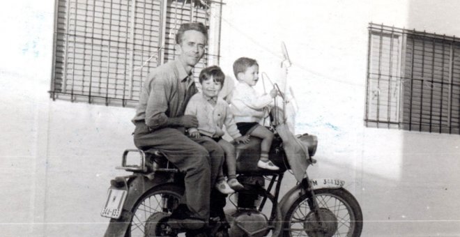 Antonio con sus sobrinos, en el patio de su casa en la UVA de Vallecas.