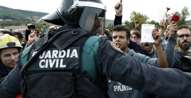 Un guardia civil durante la jornada del 1-O de 2017. (ARCHIVO | EFE)