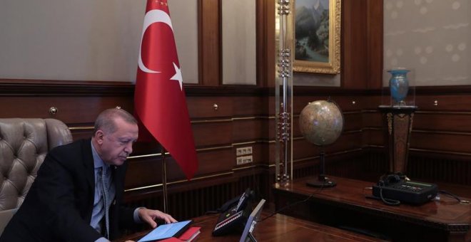 Oficina cedida por la oficina de Recep Tayyip Erdogan que muestra al presidente turco en su despacho. - EFE