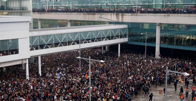 Miles de personas se agolpan ante el Aeropuerto del Prat después de que la plataforma Tsunami Democràtic haya llamado a paralizar la actividad del aeropuerto, en protesta por la condena a los líderes del 'procés'. EFE/Quique García