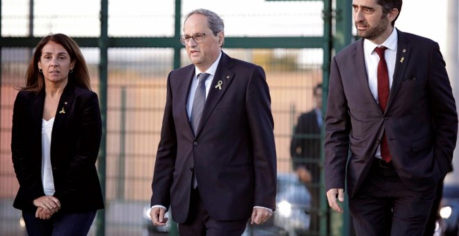 15/10/2019.- El presidente de la Generalitat, Quim Torra (c), junto a la portavoz del Govern y consellera de la Presidencia, Meritxell Budó (i), y al conseller de Políticas Digitales y Administración Pública, Jordi Puigneró (d), a su salida del centro pen