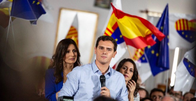 El líder de Ciudadanos, Albert Rivera, junto a la número uno por Barcelona, Inés Arrimadas y la jefa de la oposición en el Parlament, Lorena Roldán. Fuente: Cs