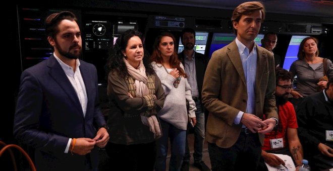 03/11/2019.- Pablo Montesinos del PP (d), Noelia Vera de PODEMOS (2d) y Fernando Páramo de Ciudadanos (i) tras la firma de los términos en los que se celebrará el debate de mañana entre los candidatos a la presidencia del gobierno en las elecciones genera