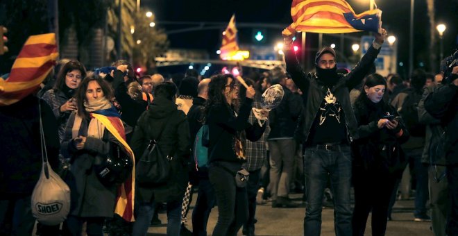 03/11/2019.- Los CDR convocan una cacerolada hoy domingo frente al Hotel Juan Carlos I para protestar por la visita del rey a Barcelona. EFE/Marta Pérez