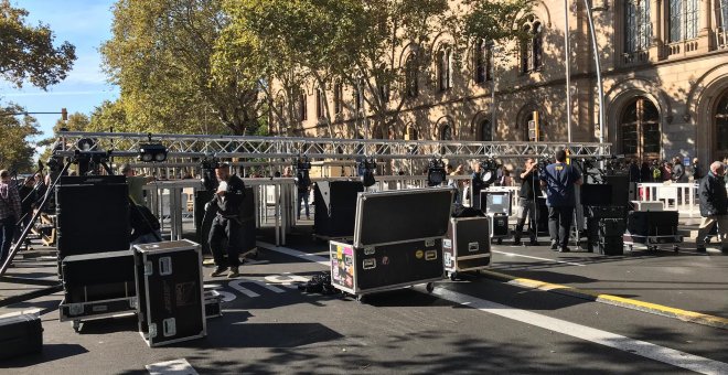 Escenari de la plaça Universitat on se celebrarà l'acte central d'aquesta jornada de reflexió marcada per les convocatòries del Tsunami Democràtic.