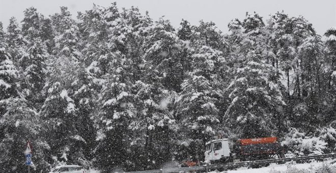 Un camión quitanieves despeja la calzada de la N-135 en el Puerto de Erro, en una jornada electoral donde la nieve ha hecho acto de presencia fundamentalmente en el norte de la Comunidad Foral. EFE/ Jesús Diges