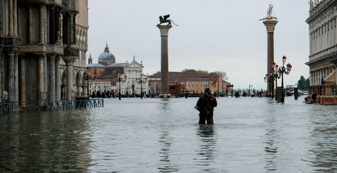 Un hombre permanece en la Plaza de San Marcos tras la subida de las mareas que alcanzó durante la noche de este martes los 187 centímetros. REUTERS/Manuel Silvestri