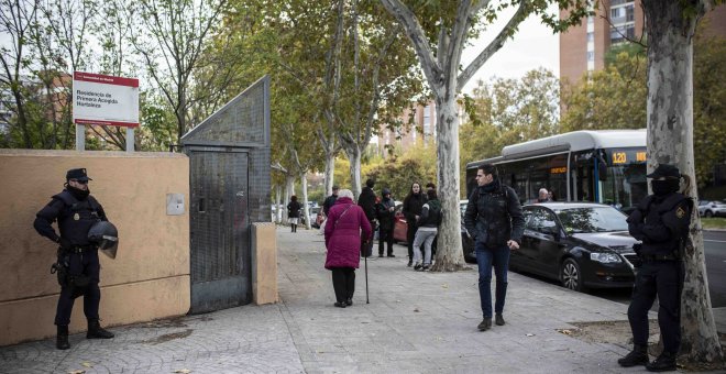 Policías antidisturbios en la puerta del centros de primera acogida de Hortaleza, donde se ha convocado una concentración contra la presencia de los menores migrantes.- JAIRO VARGAS