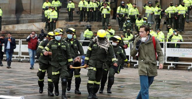 BOGOTÁ (COLOMBIA), 22/11/2019.- Miembros de los equipos de emergencia atienden a un herido durante un cacerolazo este viernes, en la Plaza Bolívar de Bogotá (Colombia). El rezago de las protestas de ayer en Colombia contra las políticas del Gobierno del p