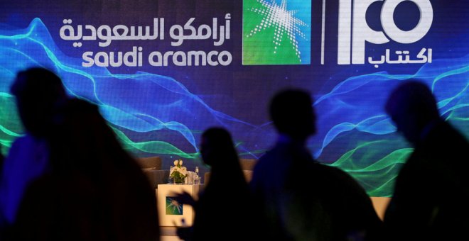 El logo de la petrolera Saudi Aramco, en la conferencia de prensa para presentar la salida a Bolsa de la compañía en el Plaza Conference Center en Dhahran, Arabia Saudí. REUTERS/Hamad I Mohammed
