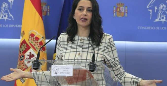 La portavoz de Ciudadanos, Inés Arrimadas, ofrece una rueda de prensa en el Congreso de los Diputados, este miércoles tras su encuentro con el rey Felipe VI en el marco de la ronda de consultas con los partidos con representación parlamentaria para design