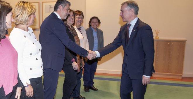 El lehendakari, Iñigo Urkullu, saluda a representantes del colegio Ángeles Custodios. IREKIA