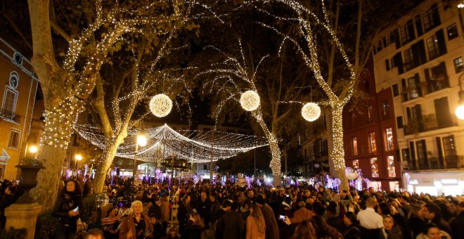 28/11/2019 - Una multitud de personas pasea por Palma de Mallorca tras el encendido oficial de las luces de Navidad. / EUROPA PRESS