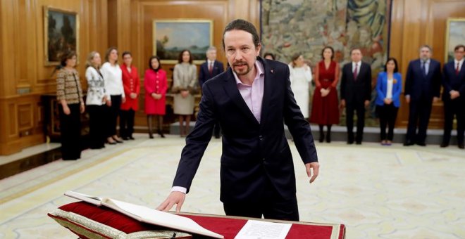 El nuevo vicepresidente de Derechos Sociales y Agenda 2030, Pablo Iglesias jura su cargo durante la jura de ministros del nuevo gobierno en un acto celebrado en el Palacio de Zarzuela en Madrid este lunes 13 de enero de 2020. EFE/Emilio Naranjo POOL