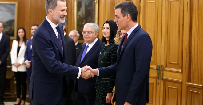 El monarca Felipe VI junto al nuevo presidente del Gobierno, Pedro Sánchez, instantes antes de la toma de posesión. / EP